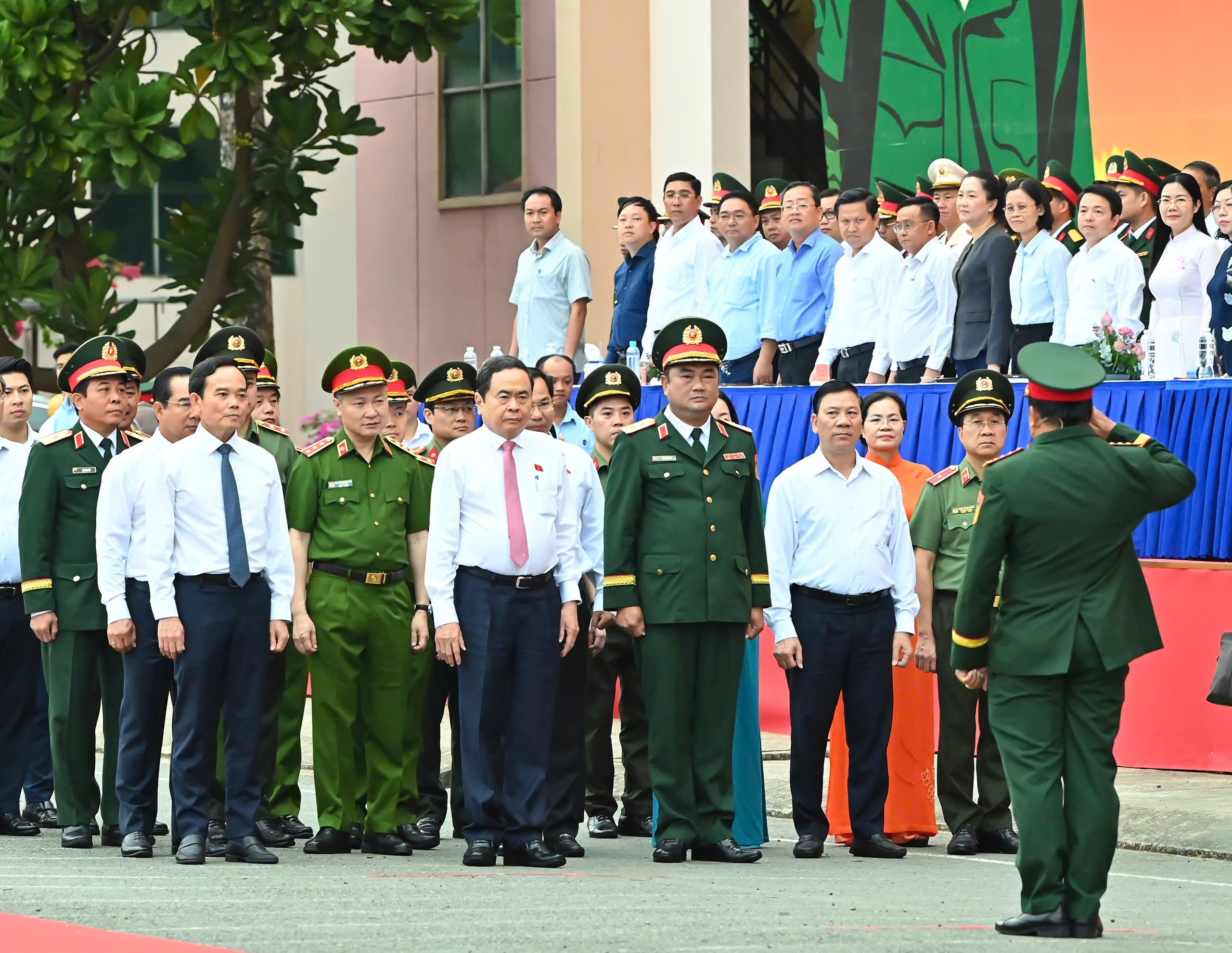Chủ tịch Quốc hội Trần Thanh Mẫn, Bí thư Thành ủy TPHCM Trần Lưu Quang động viên tân binh lên đường nhập ngũ